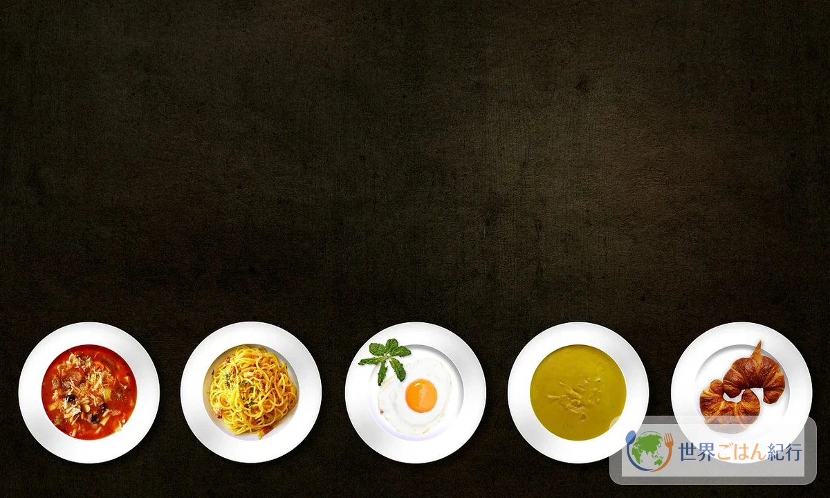 エチオピアの伝統的な食事風景。メソブを囲んで手で食べる