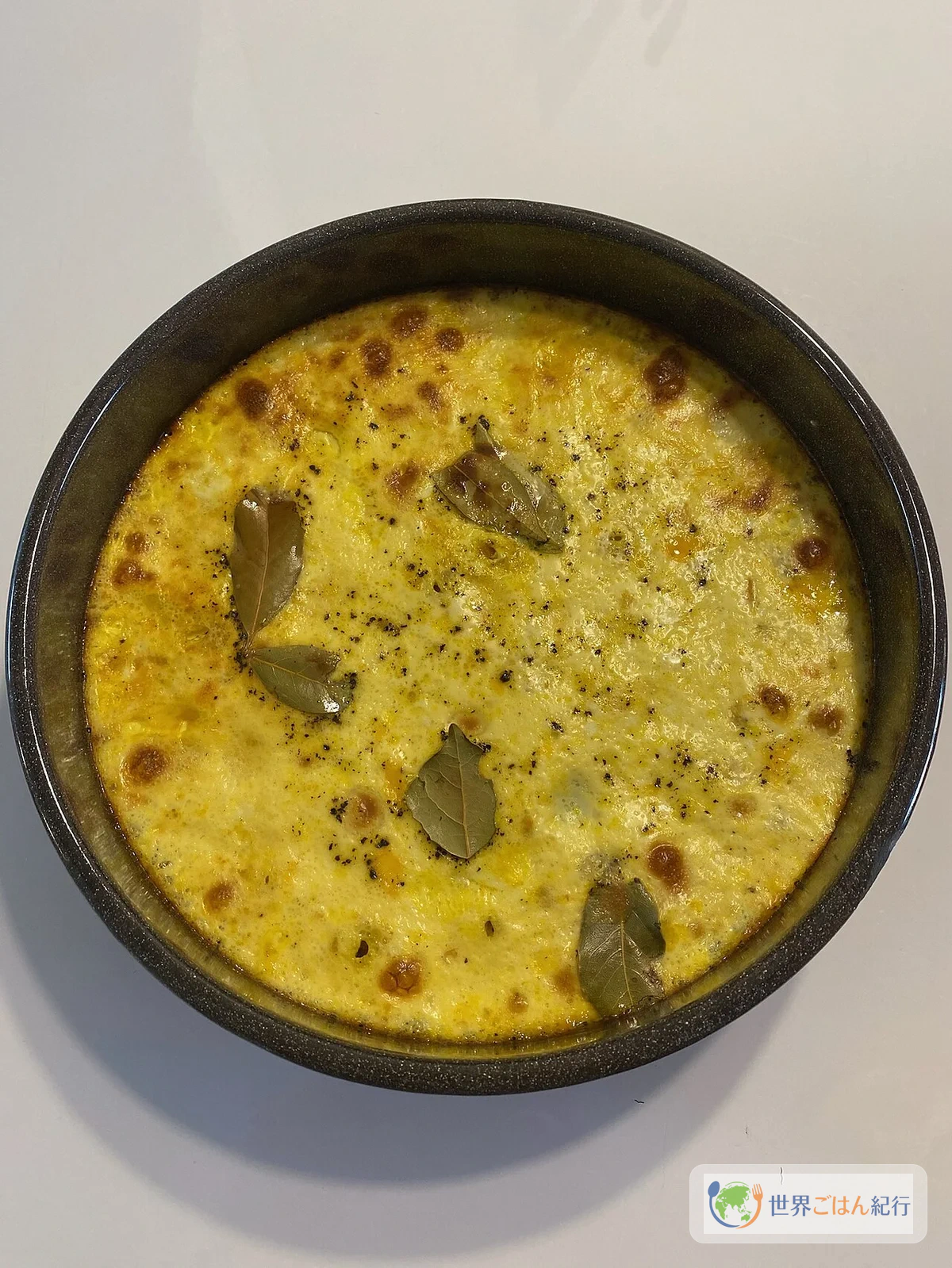 ボボティの盛り付け。南アフリカの伝統的な食卓風景