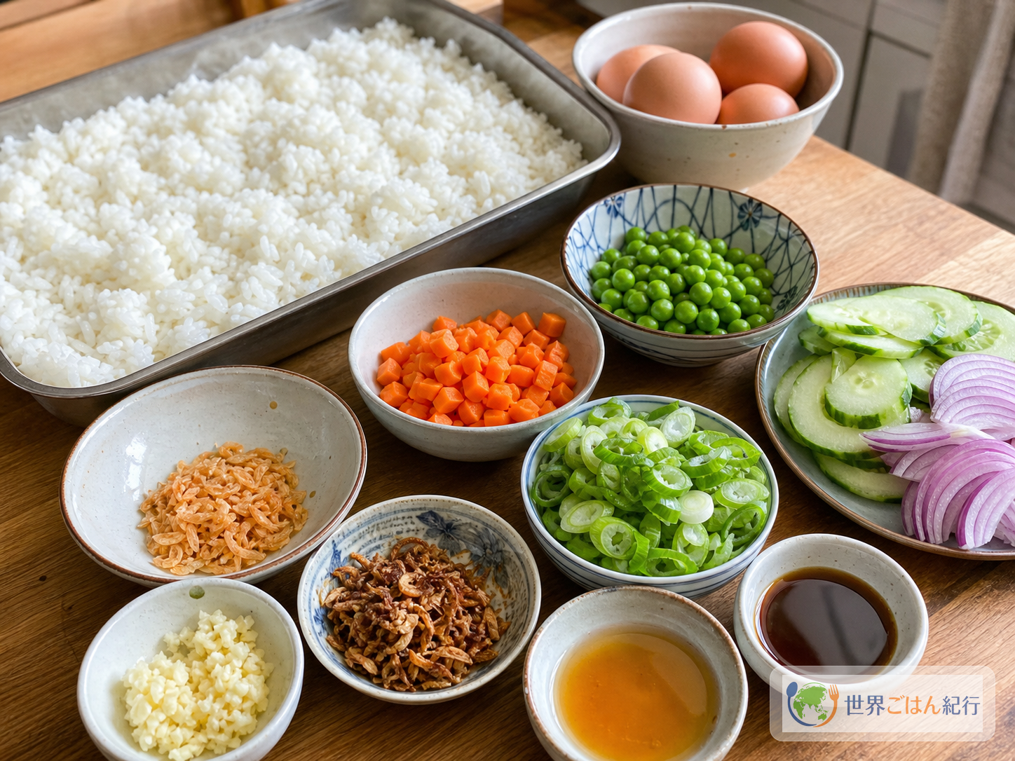 冷やご飯、卵、にんじん、豆、ねぎ、干しえび、合わせだれを並べたチャーハンの材料