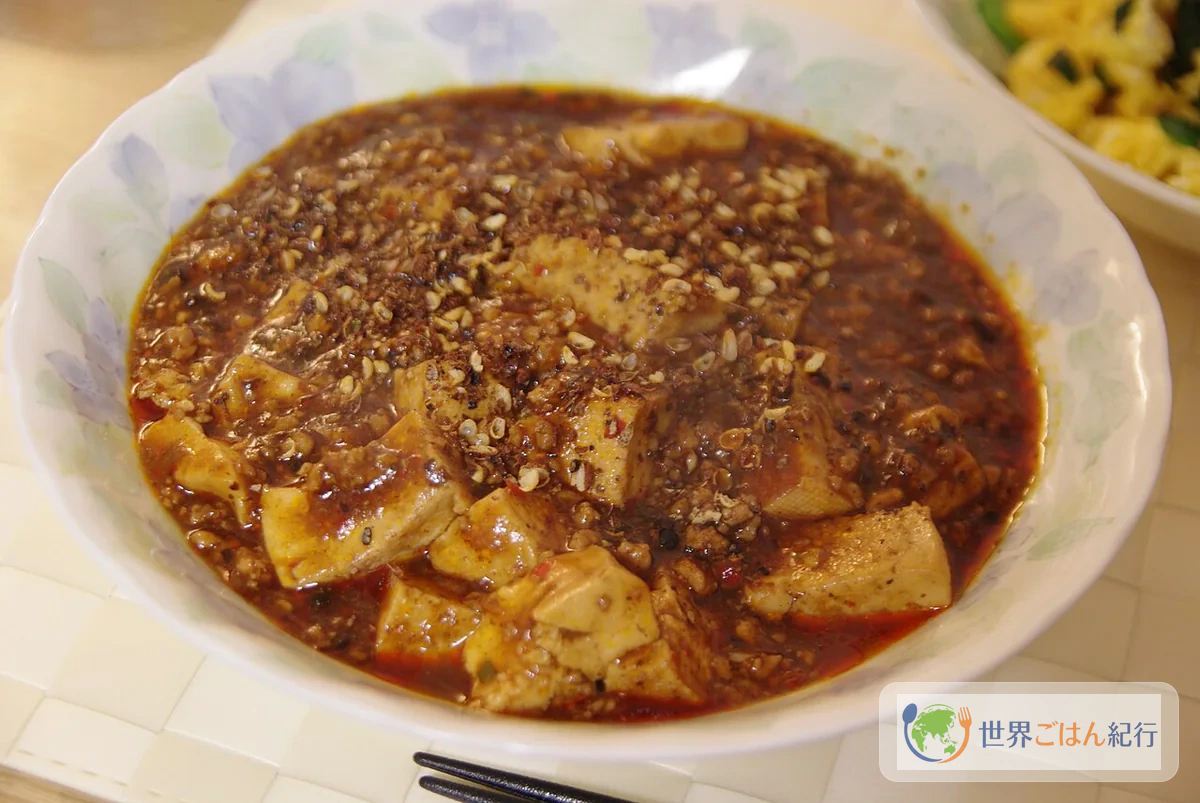 赤いソースに豆腐とひき肉を合わせた麻婆豆腐