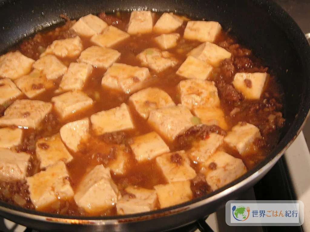 フライパンで煮ている麻婆豆腐