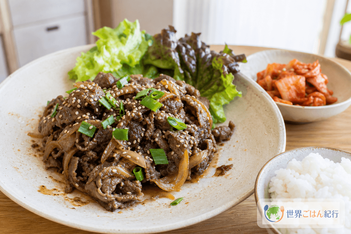 薄切り牛肉と玉ねぎを甘辛いしょうゆだれで焼き、サンチュとキムチ、ご飯を添えた韓国のブルゴギ