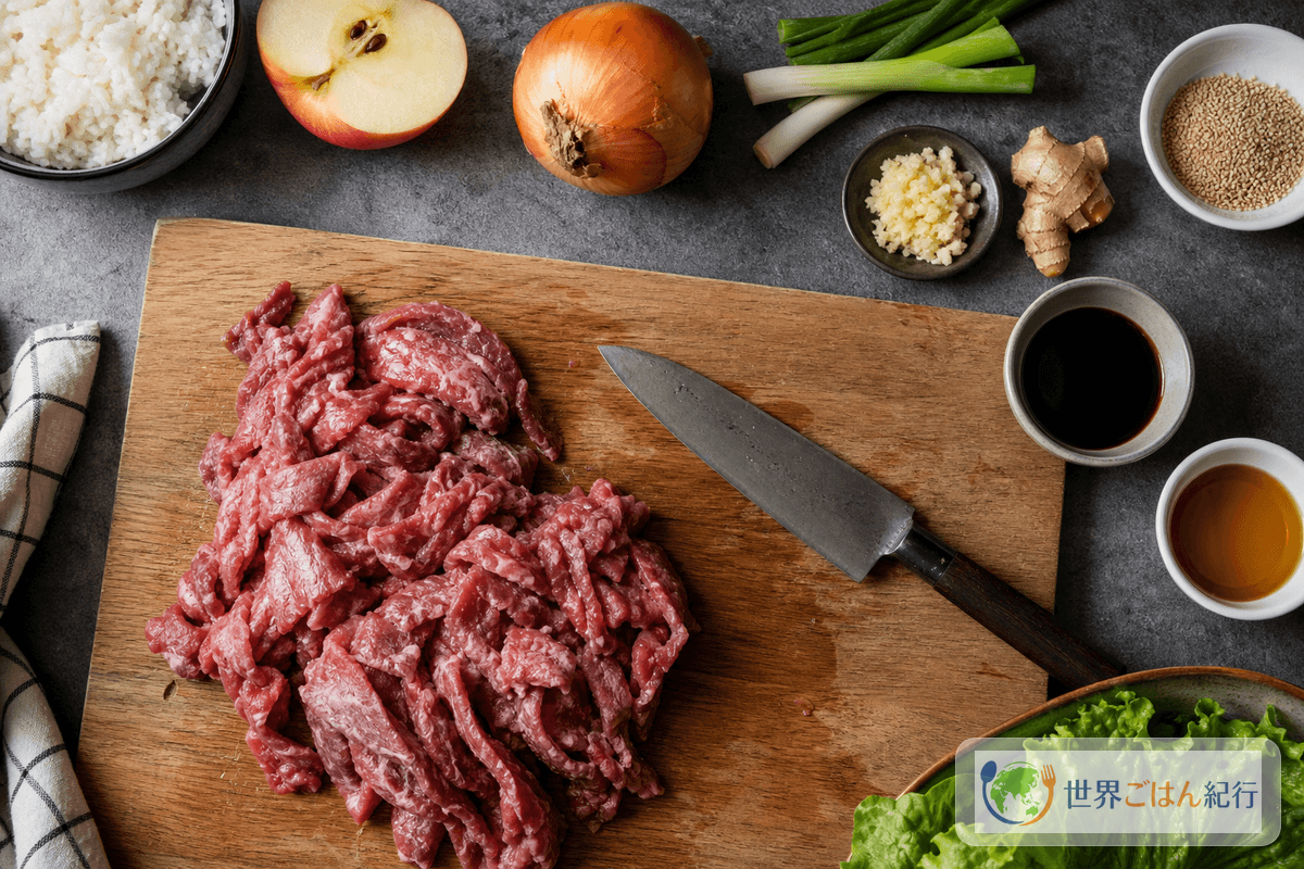 薄切り牛肉、梨、玉ねぎ、にんにく、しょうゆ、ごま油を並べたブルゴギの材料