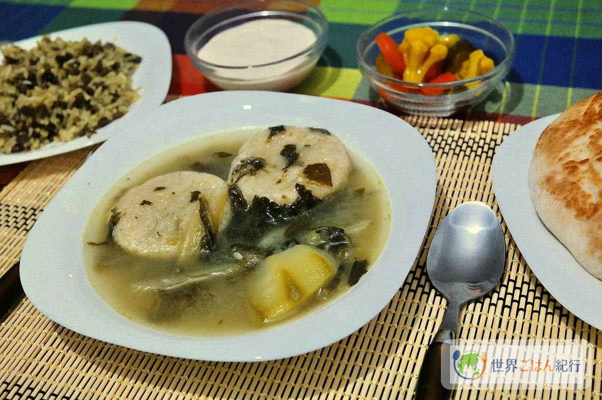 ムジャッダラの皿。クッベ・ハムスタスープとピクルス、タヒーニが添えられた中東の食卓