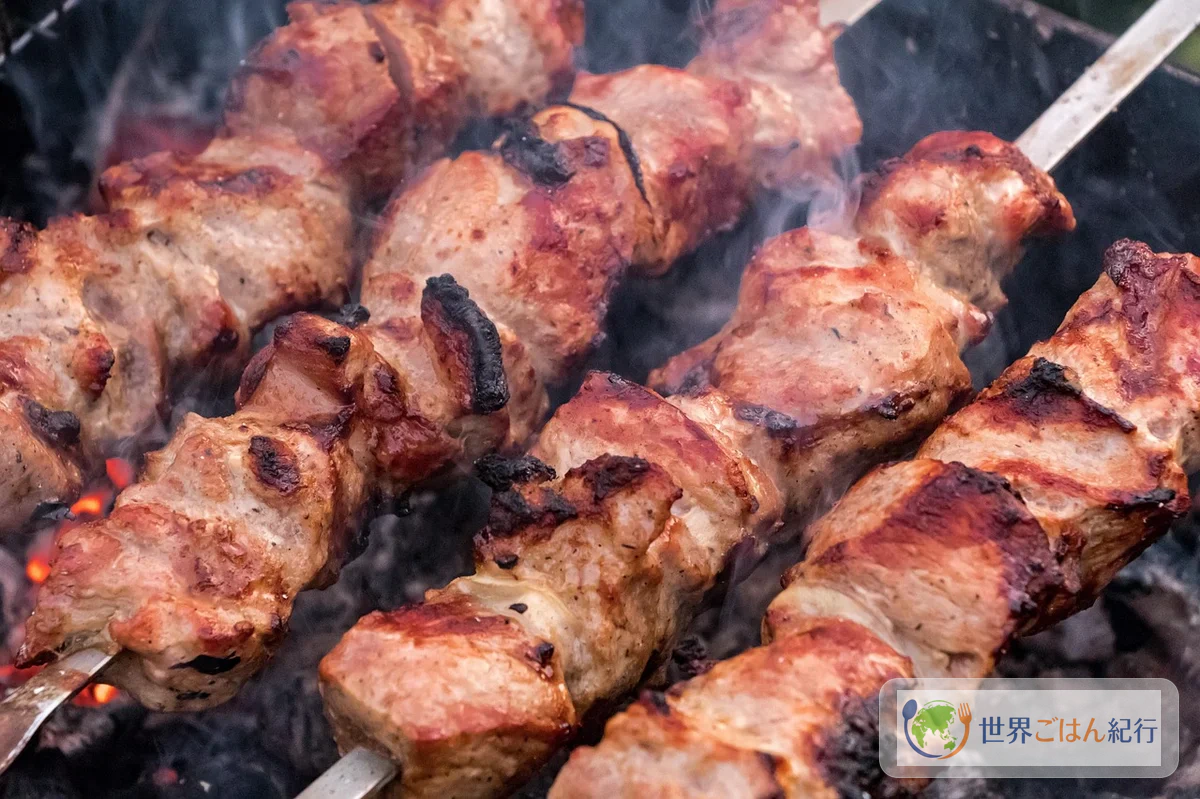 トルコの路上に並ぶドネル・ケバブの店先、大きな肉塊が回転している