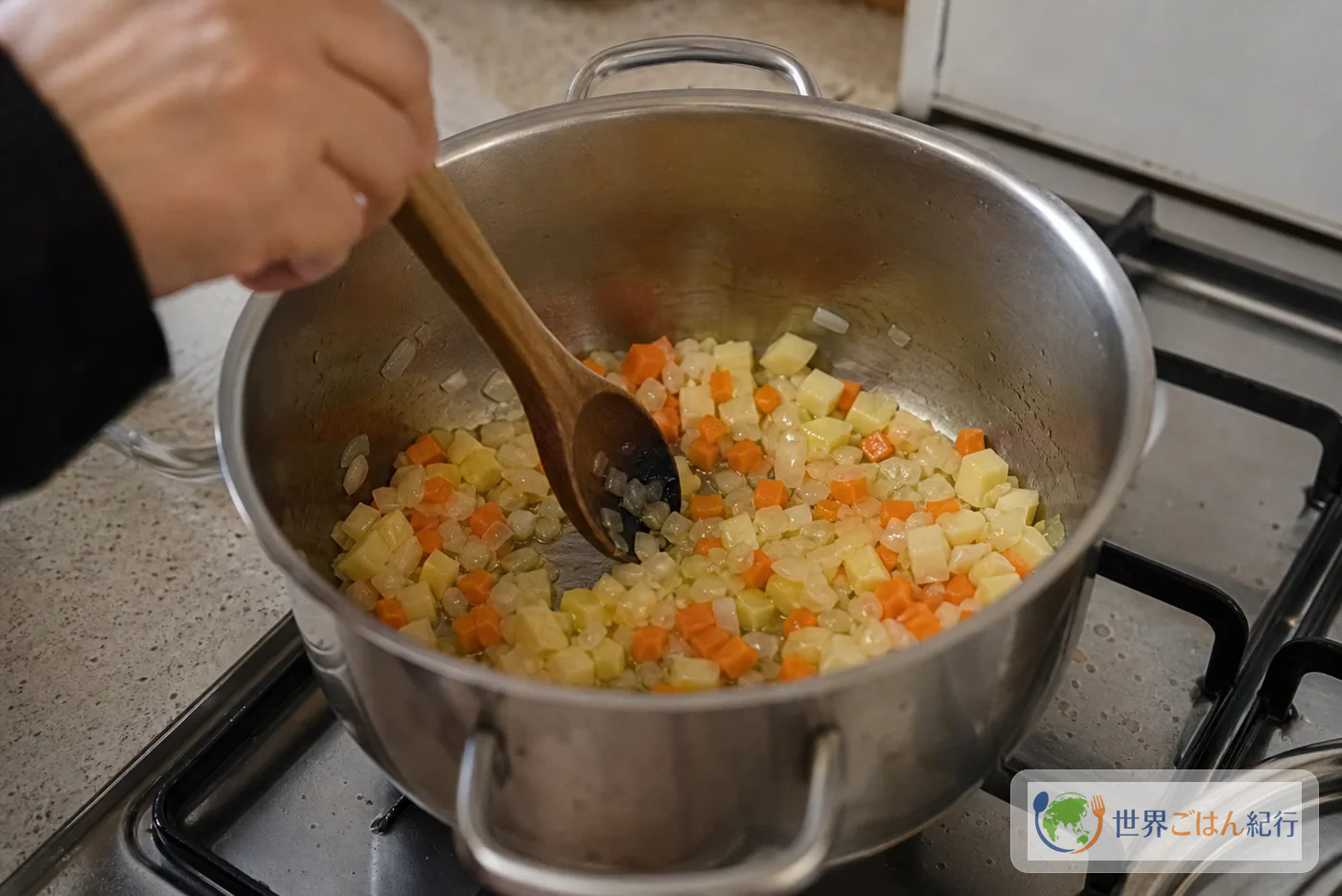 手順2: 香味野菜を炒める（8分）