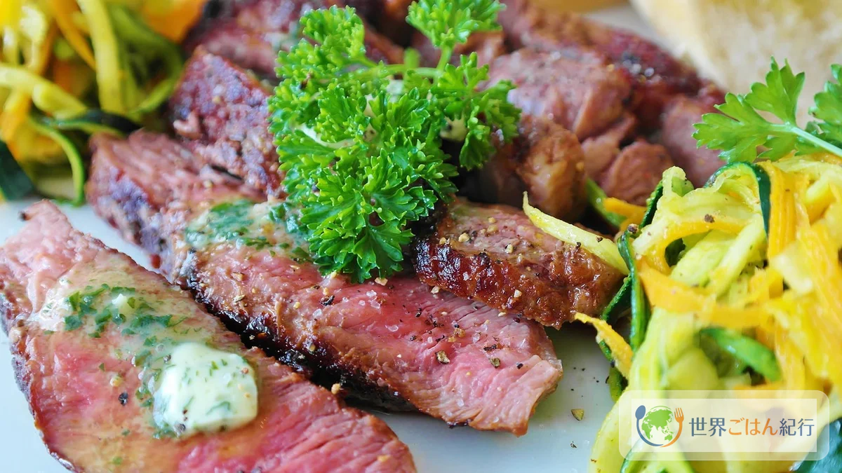 串に刺した牛肉を炭火で焼くブラジルのシュラスコ。岩塩をまぶした豪快な炭火焼き
