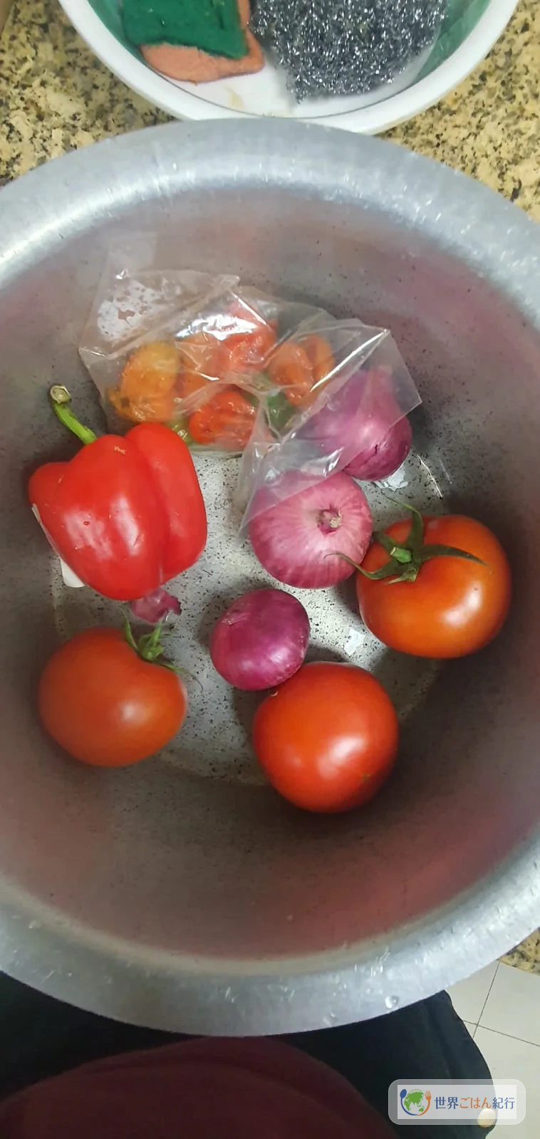 赤ピーマン、トマト、玉ねぎを入れた野菜の器