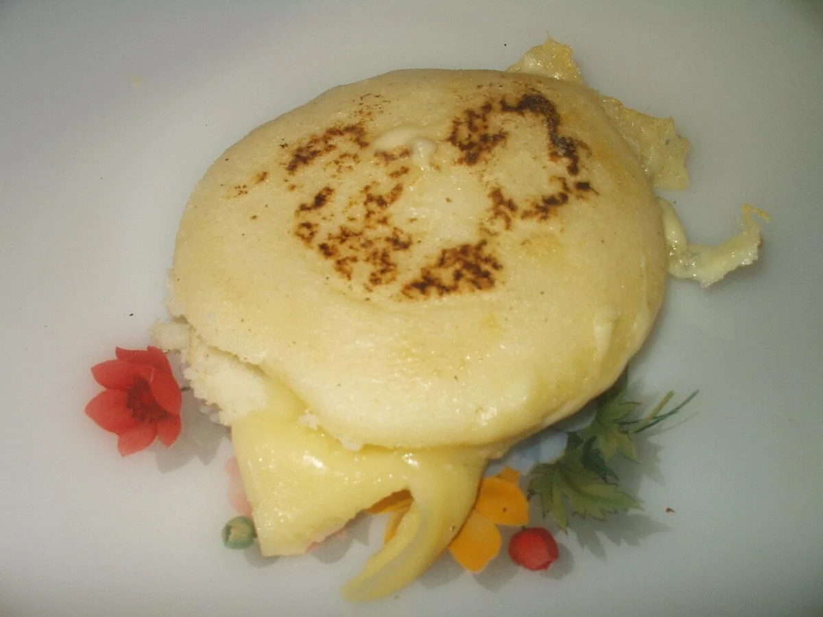 焼き色のついたアレパにチーズをはさんだ断面