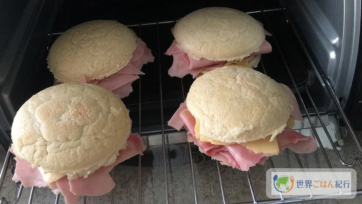 アレパを手で割って具を詰める食べ方