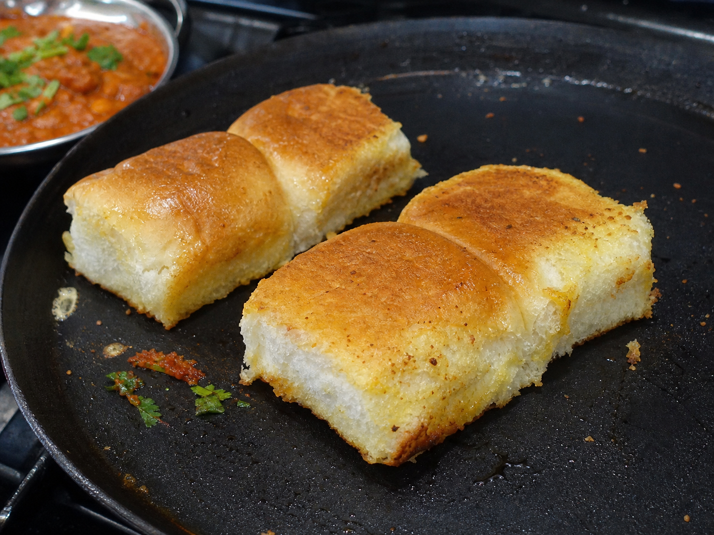 手順7: パンをバターで焼く
