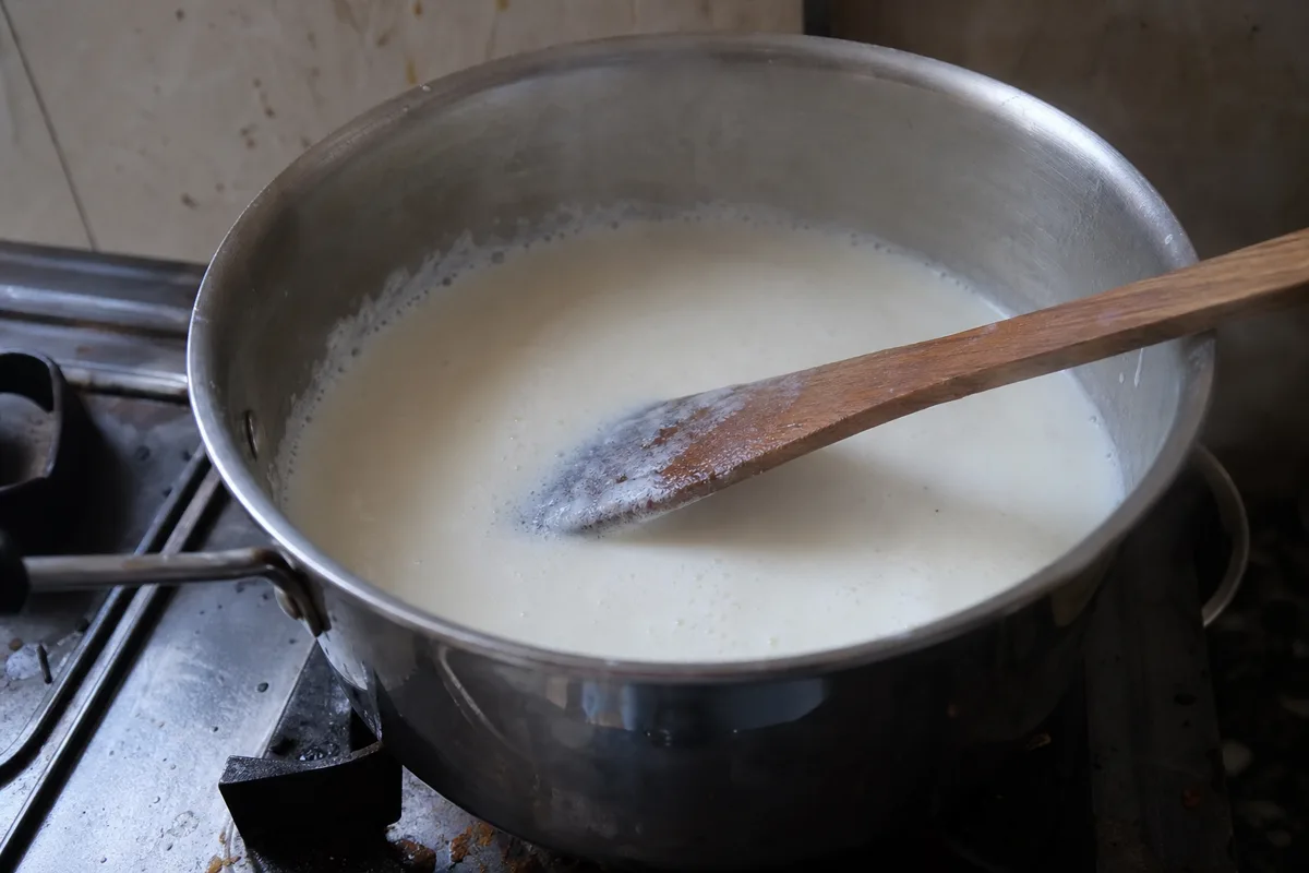 手順2: 牛乳を温め、サフランを戻す