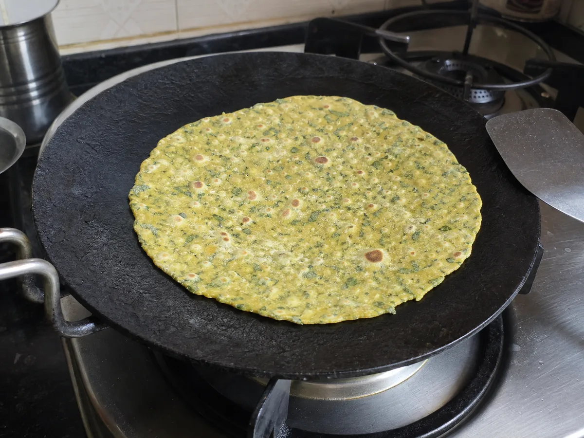 油を入れずに熱した鉄板でテープラの片面を乾焼きし、小さな泡と薄い焼き色が出ている工程