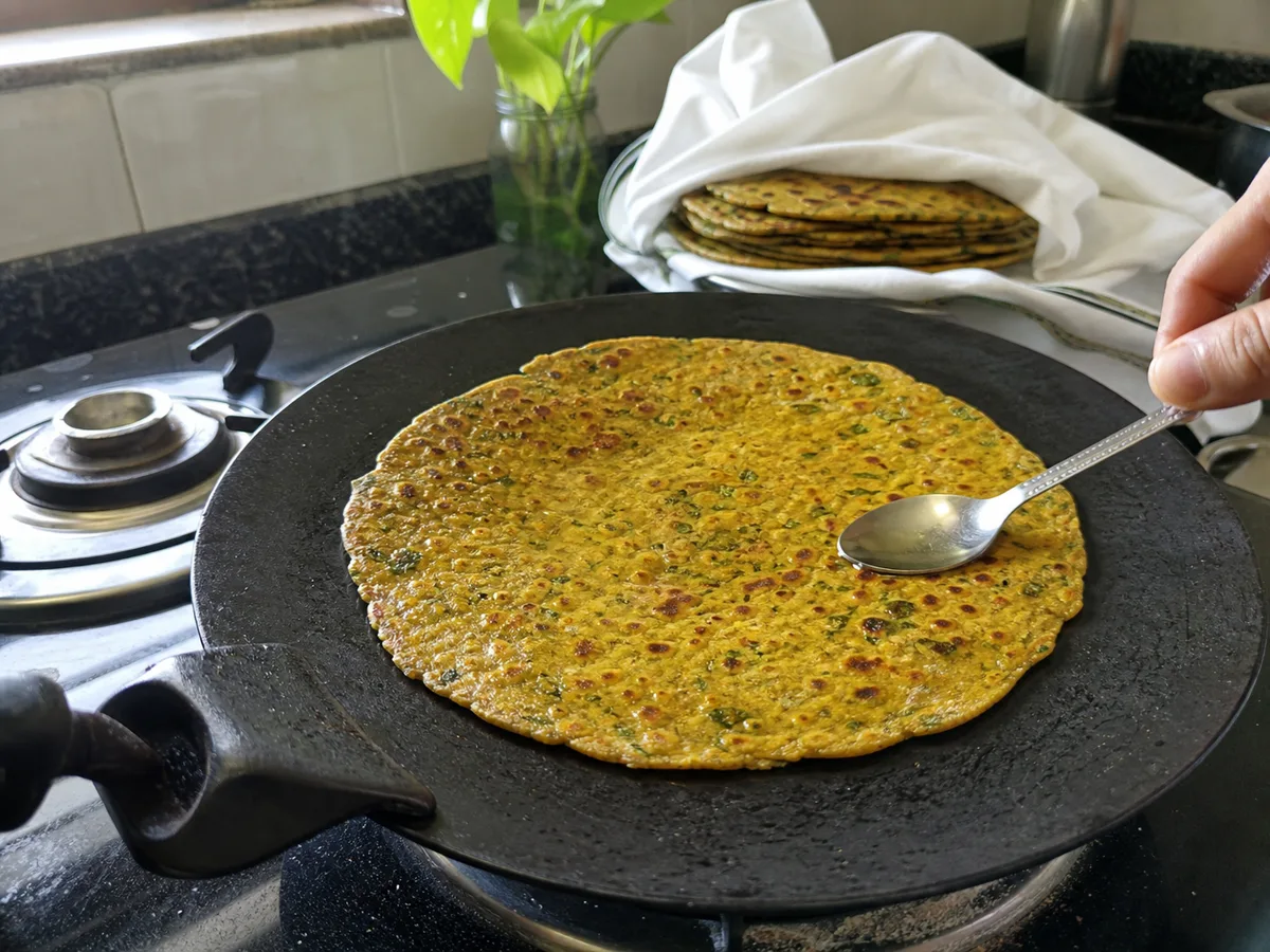 返したテープラに薄く油を塗り、茶色い斑点が出るまで焼いている仕上げ工程