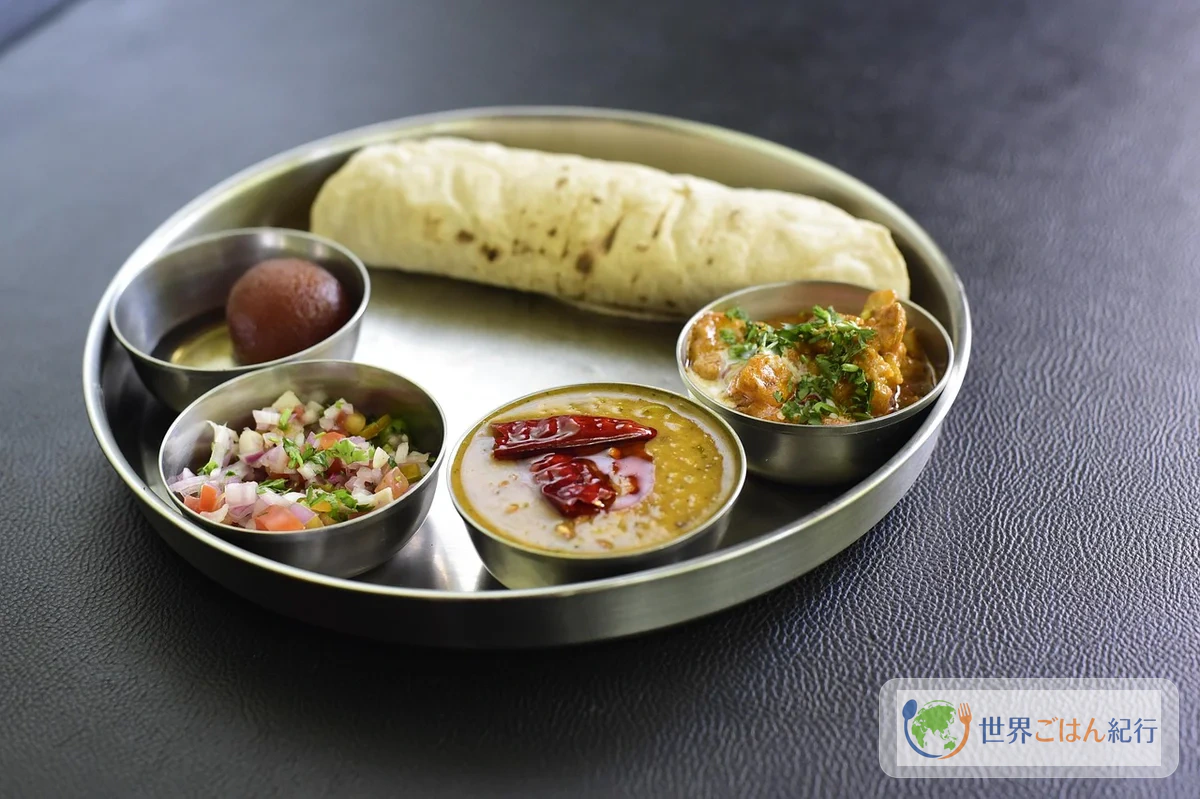 インド料理の盛り合わせ。カレーとスパイス