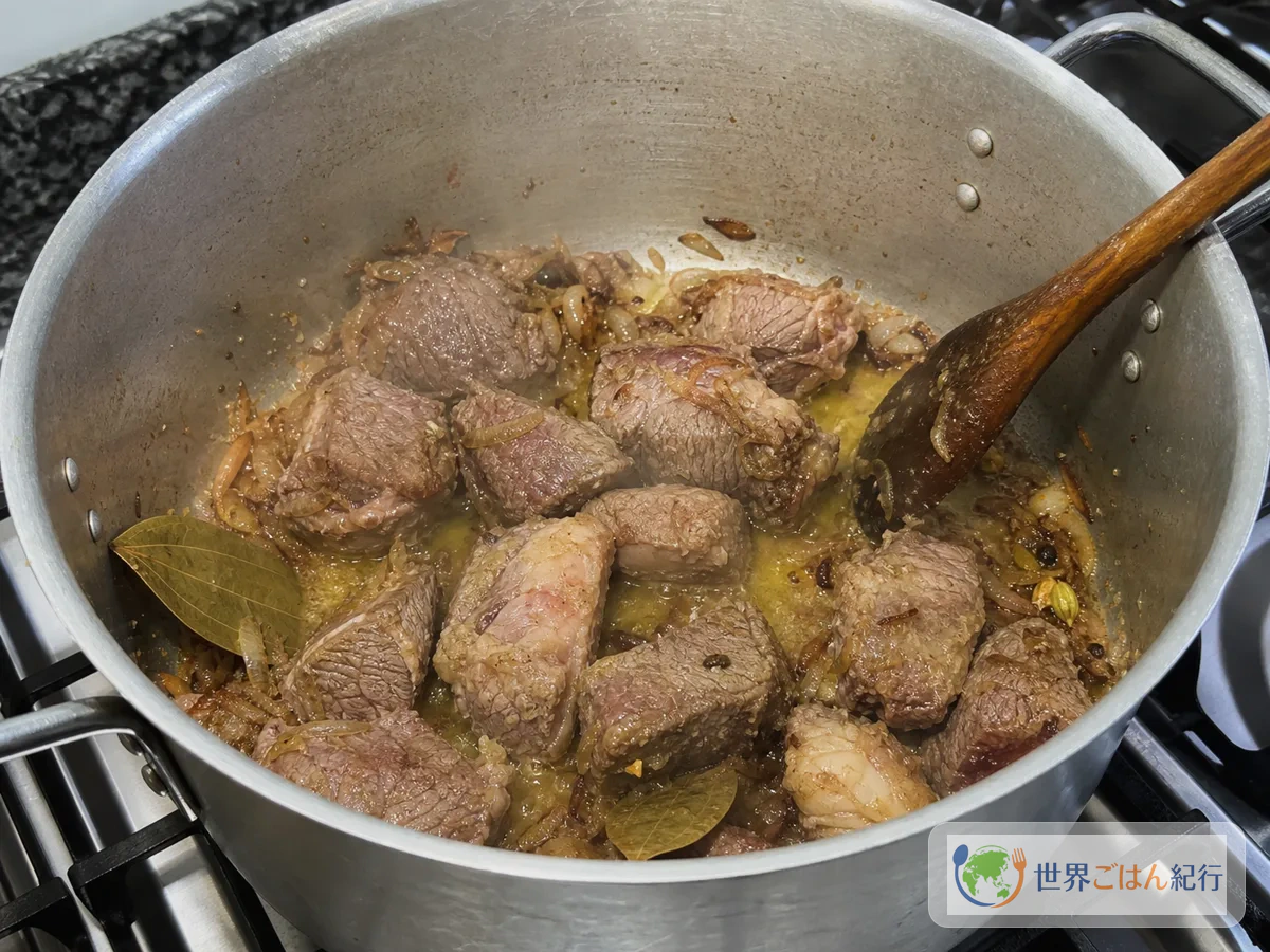 手順3: 肉とスパイスを焼き付ける
