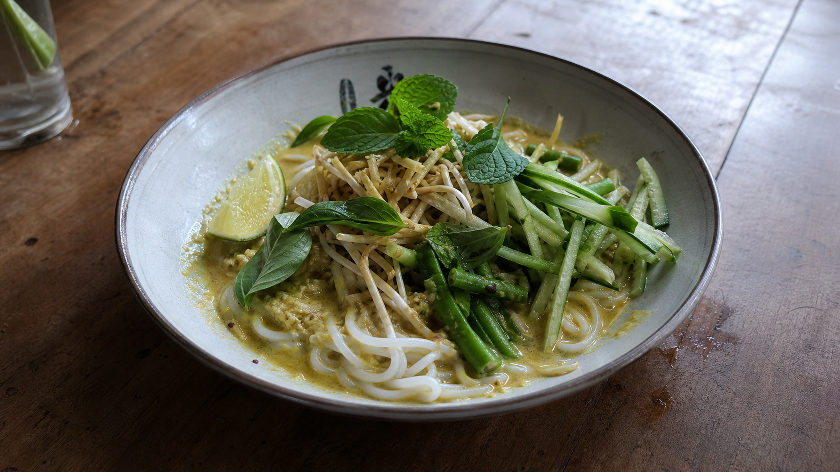 米麺に魚の香味スープ、きゅうり、もやし、いんげん、ハーブをのせたカンボジアのノムバンチョック