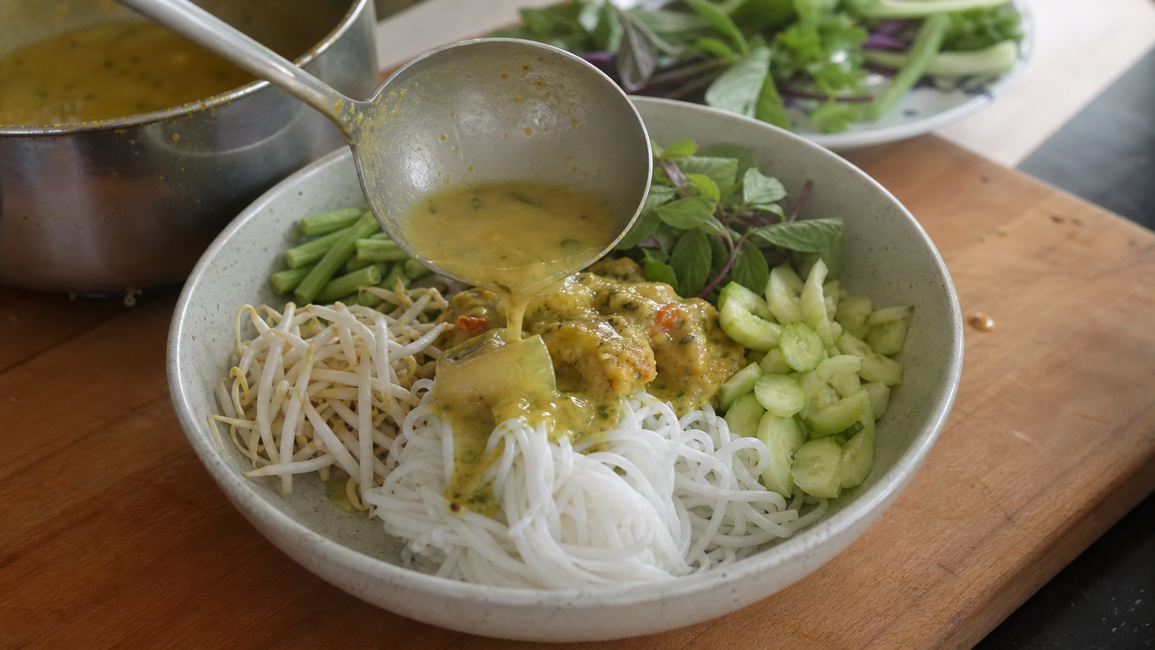 手順7: 麺、野菜、スープを重ねる