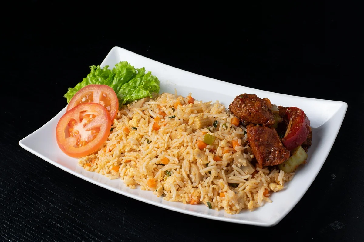インドネシア料理と東南アジア料理を並べた食卓