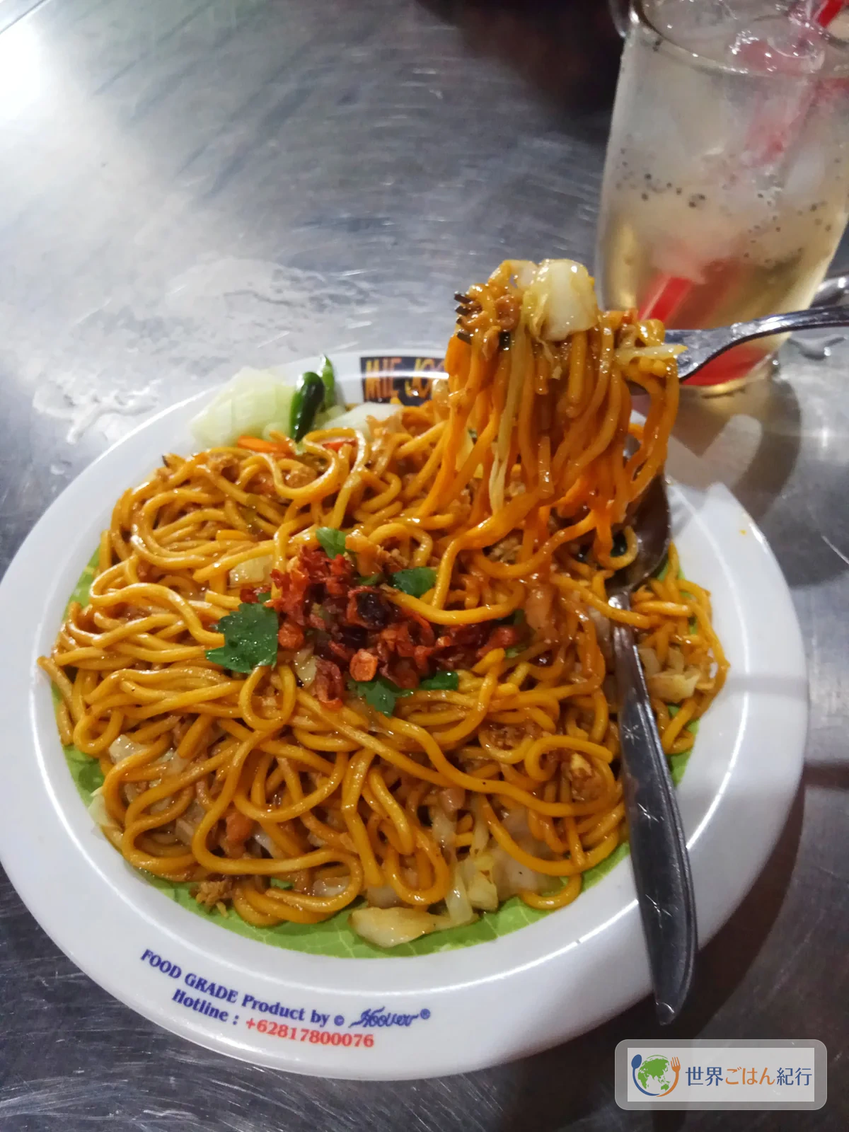 ミーゴレン用の麺、ケチャップマニス、野菜、卵を揃える買い出しイメージ