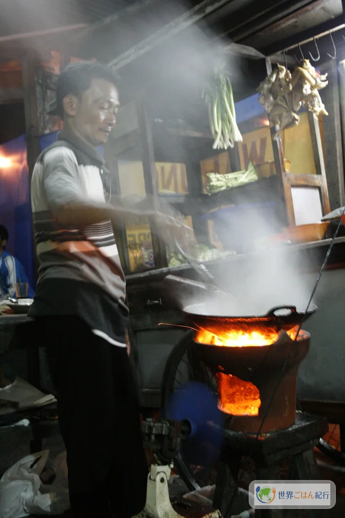 ジャワの麺料理を屋台で作る調理人