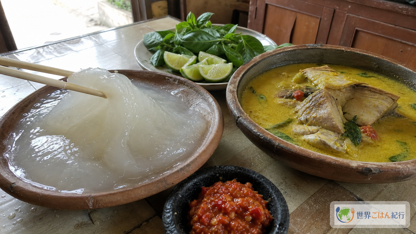 透明なサゴ粥のパペダと黄色い魚スープを並べたマルクとパプアの食卓