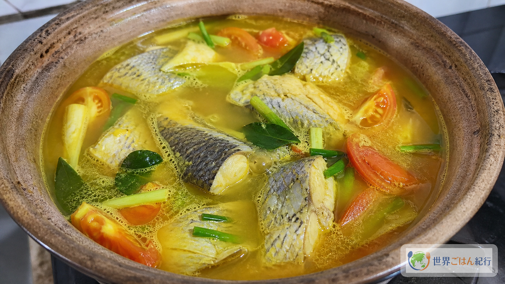 手順4: 魚を黄色いスープで煮る