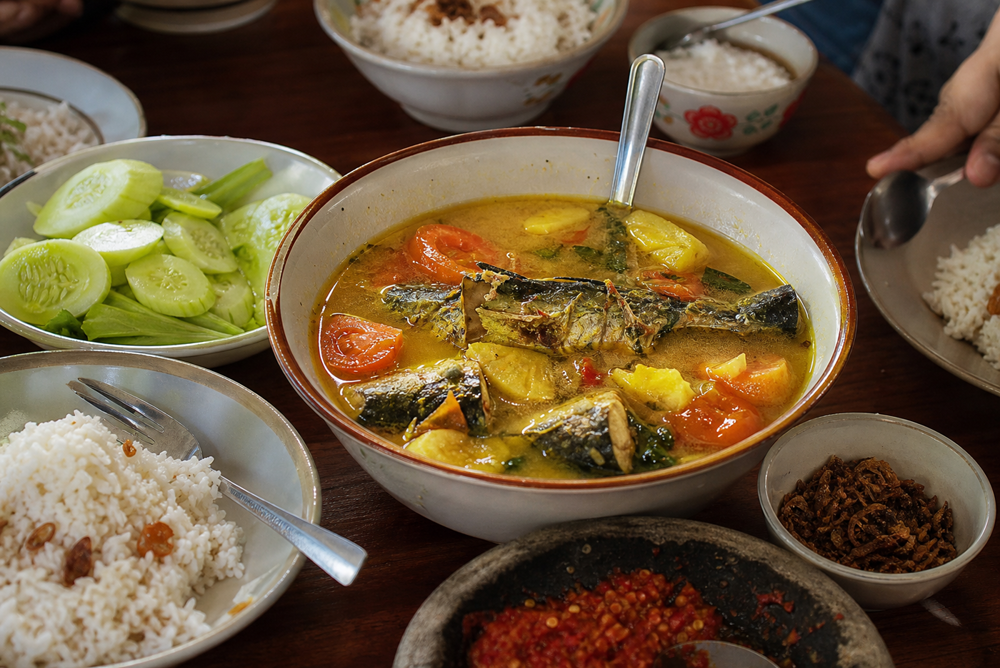 白ご飯、きゅうり、サンバルと一緒に食卓へ置いたピンダン