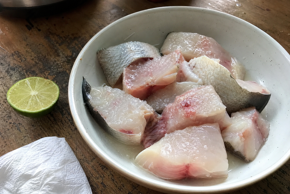 手順1: 魚を塩とライムで整える