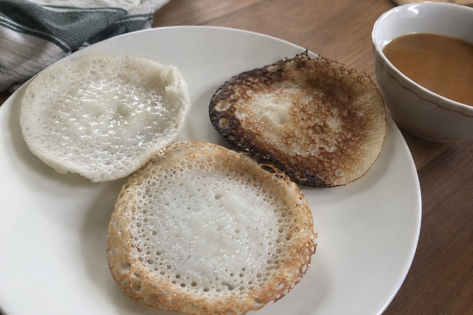 白く湿ったもの、焦げすぎたもの、縁だけ色づいたスラビを並べた比較