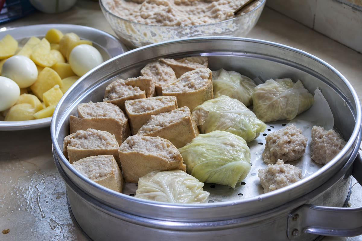 豆腐、キャベツ、魚団子を蒸し器に並べたシオマイの下ごしらえ