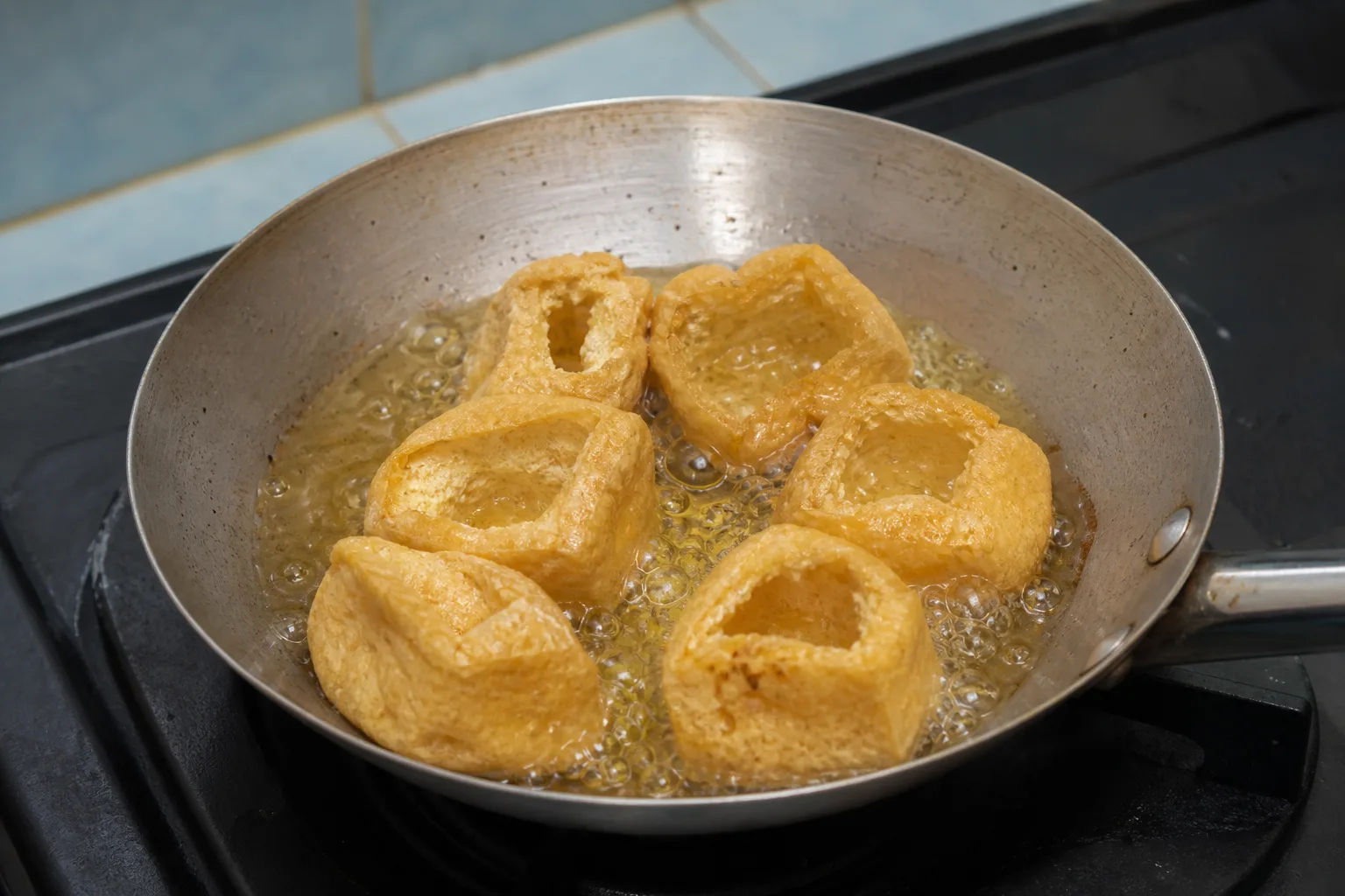 手順2: 豆腐を揚げて表面を乾かす
