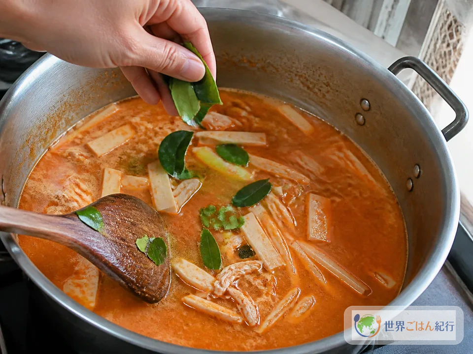 手順5: だしと鶏肉を合わせ、葉を最後に入れる(10分)