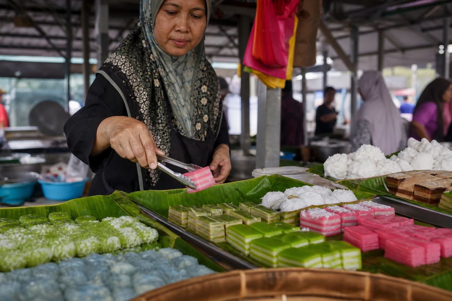 マレーシアの市場でクエ・ラピスを並べる売り場