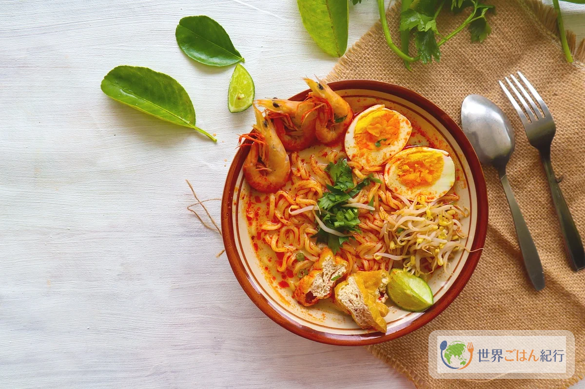 カレーラクサ。ココナッツミルクベースのスパイシーなスープに米麺、海老、厚揚げ、もやしを入れたマレーシアのカレー麺