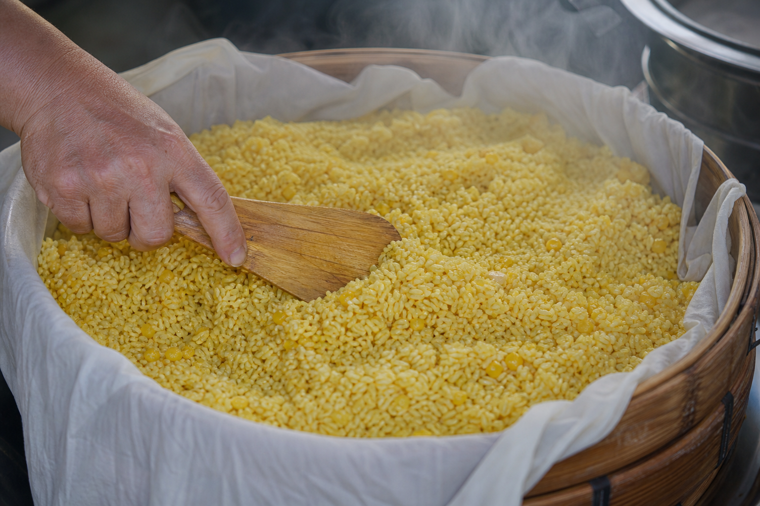 手順4: 蒸し器で米をふっくら蒸す