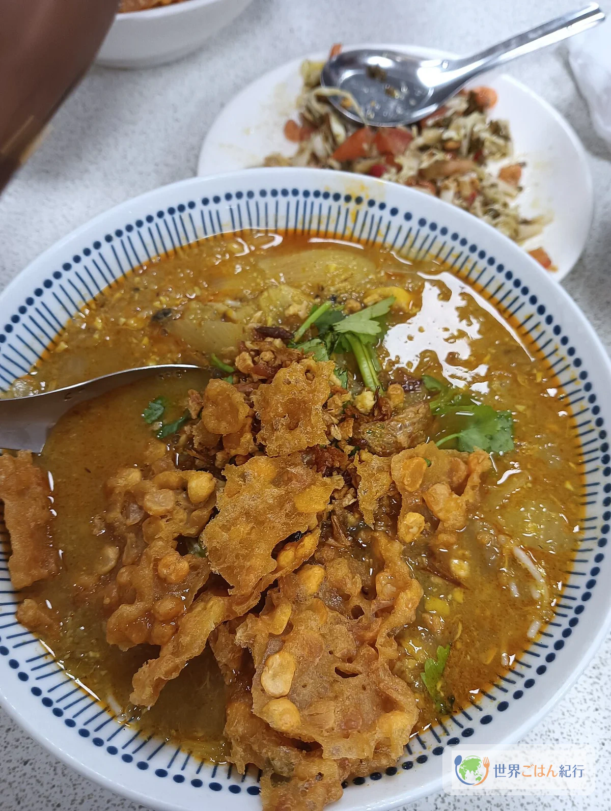モヒンガーの完成形。濃厚な黄金色のスープに米麺が浸かっている