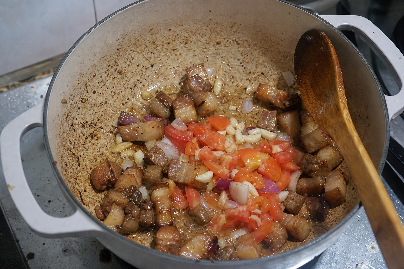 手順2: 豚肉と香味野菜を炒める