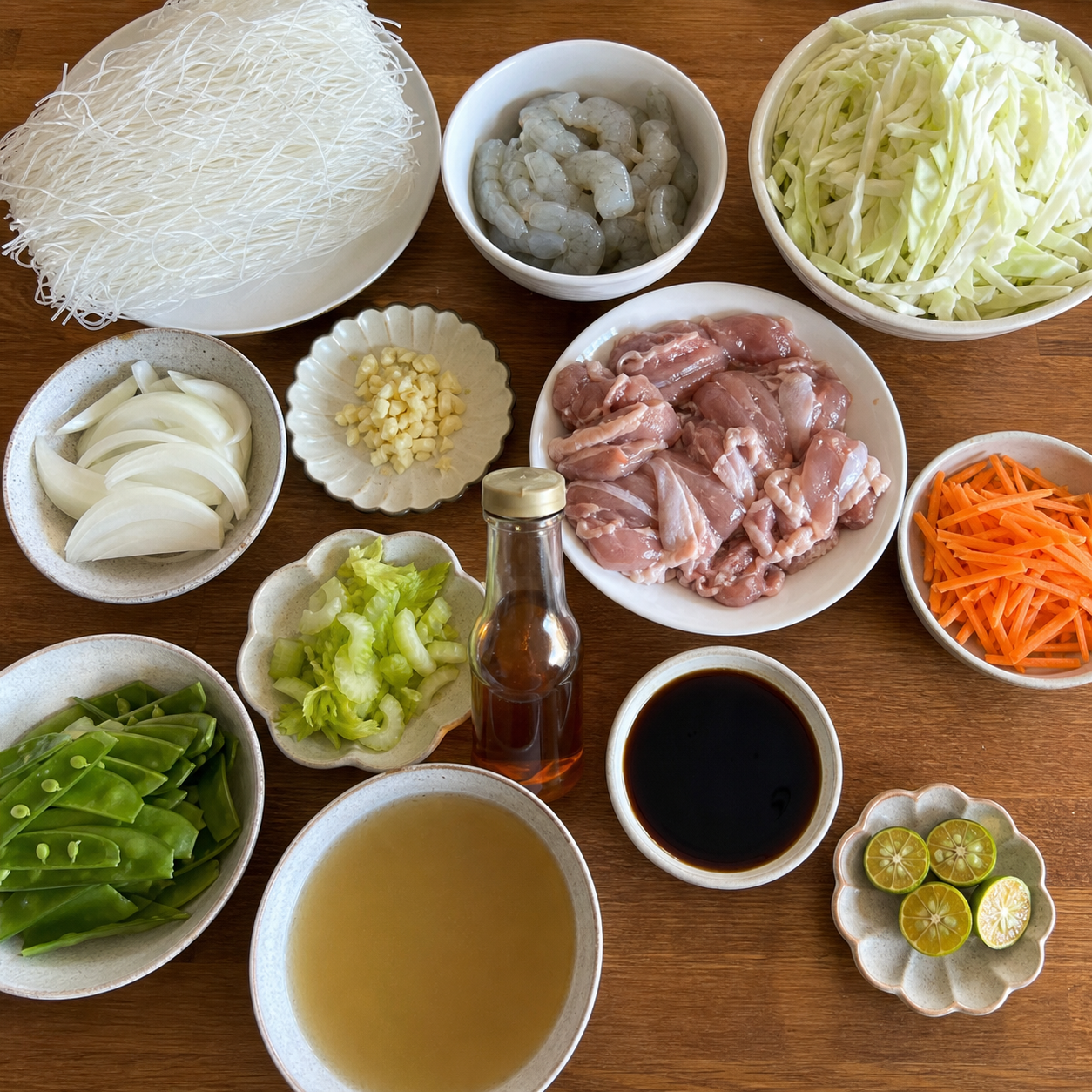 パンシット・ビーフン用のビーフン、えび、鶏肉、野菜、だしを並べた様子