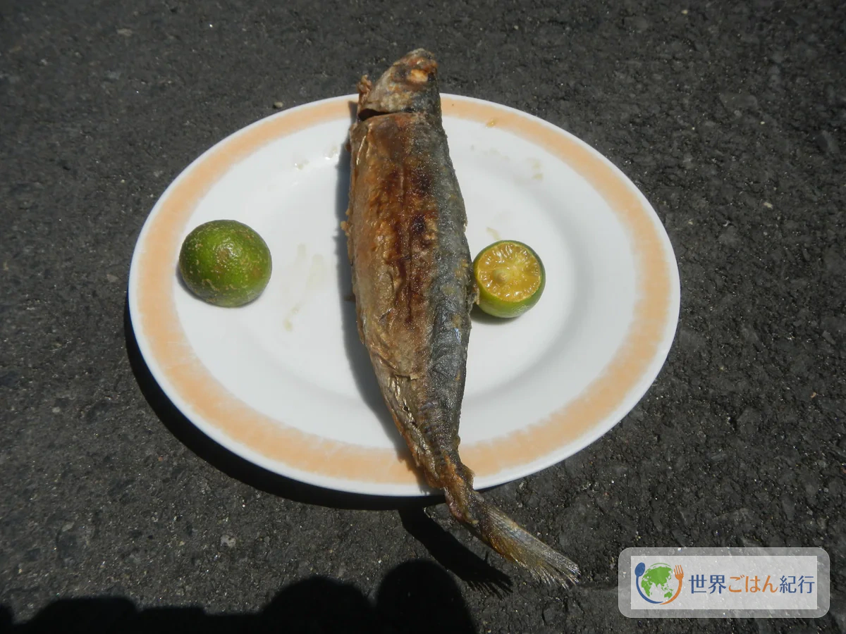 パンシット、ルンピア、魚料理を並べたフィリピンの食卓