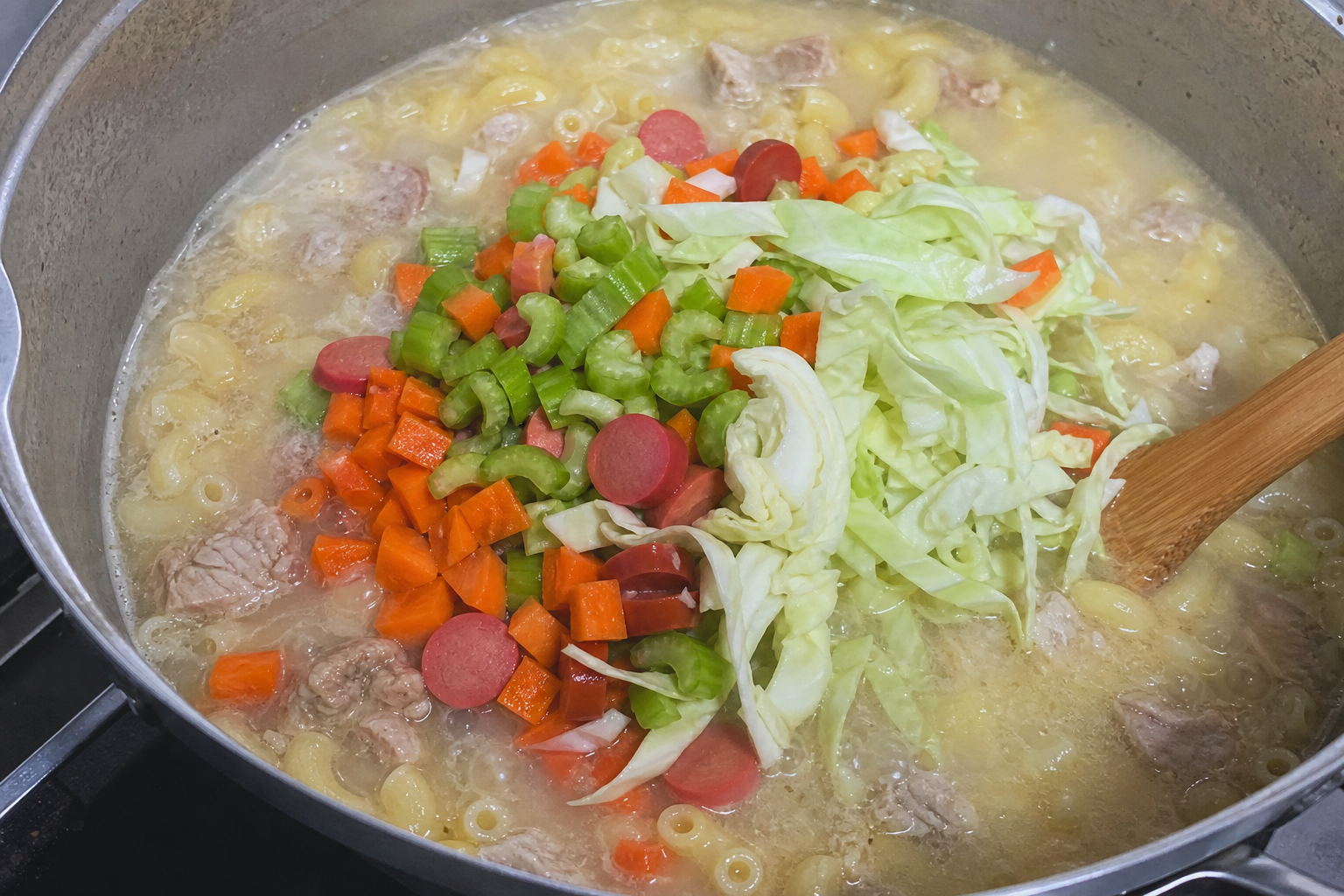 手順5: 野菜とソーセージを煮る