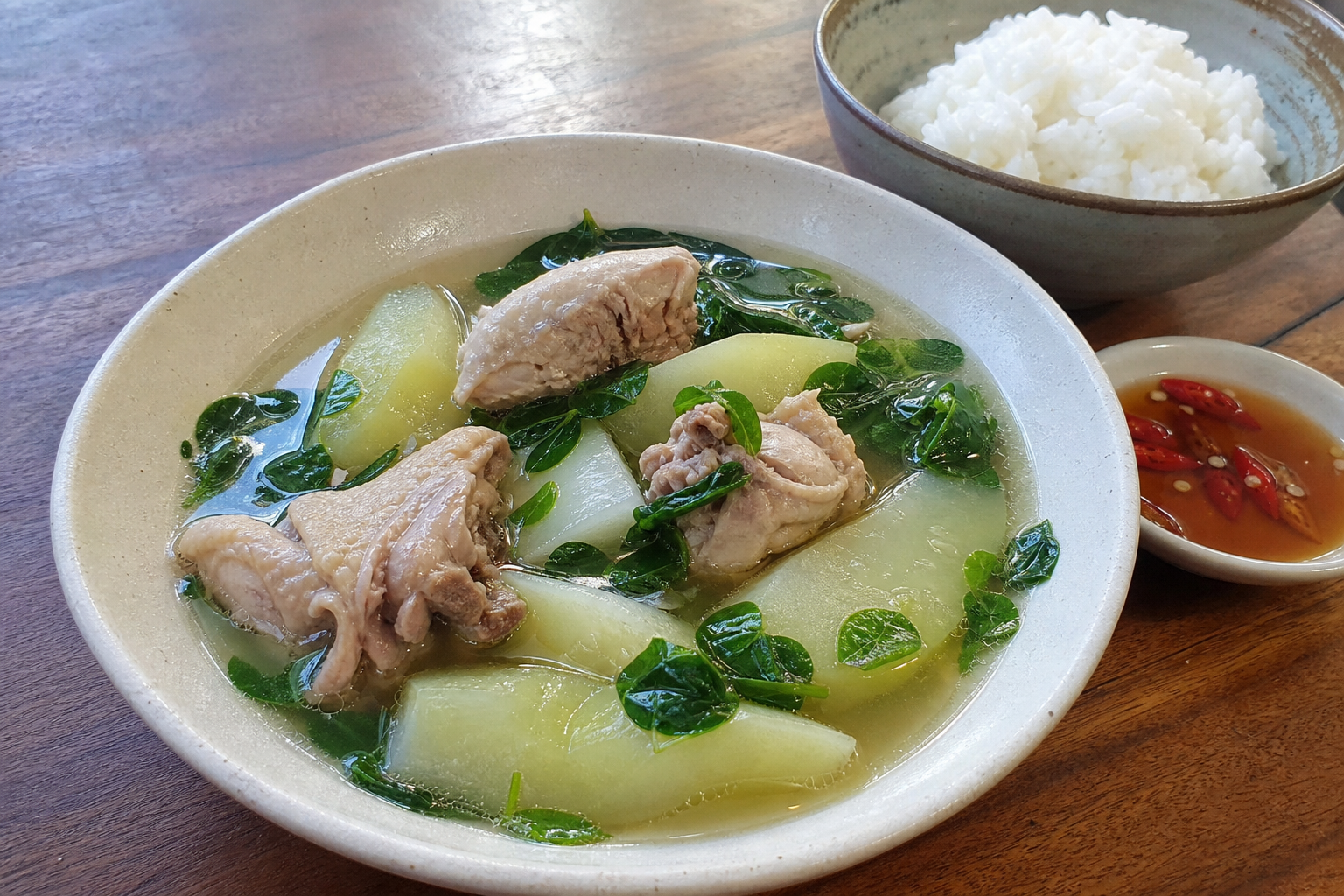 フィリピンのティノラ。しょうがの澄んだスープに骨付き鶏、青パパイヤ、青菜を入れ、ご飯とパティスを添えた一皿