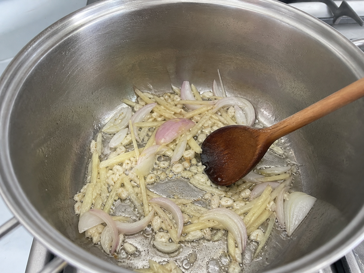 手順2: しょうがと香味野菜を炒める