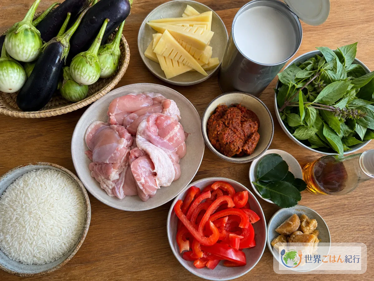 ゲーンペットに使う鶏肉、なす、竹の子、レッドカレーペースト、ココナッツミルク、こぶみかんの葉、ナンプラー