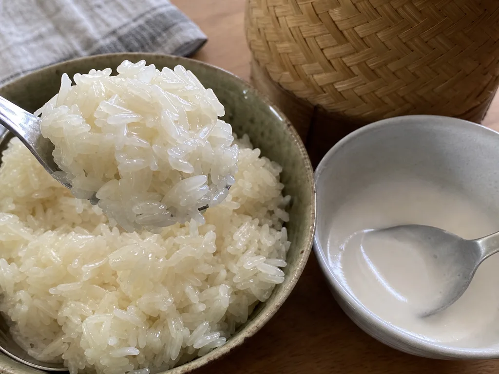 つやが出て粒がまとまったもち米と、分離していないココナッツソース