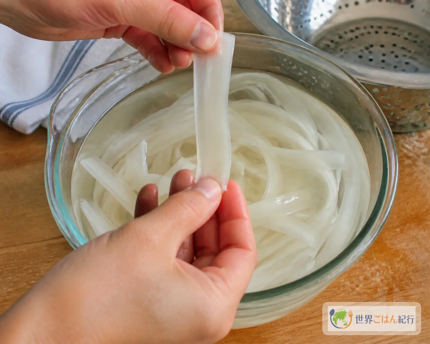常温水で戻し、中心に少し硬さを残した幅広の米麺
