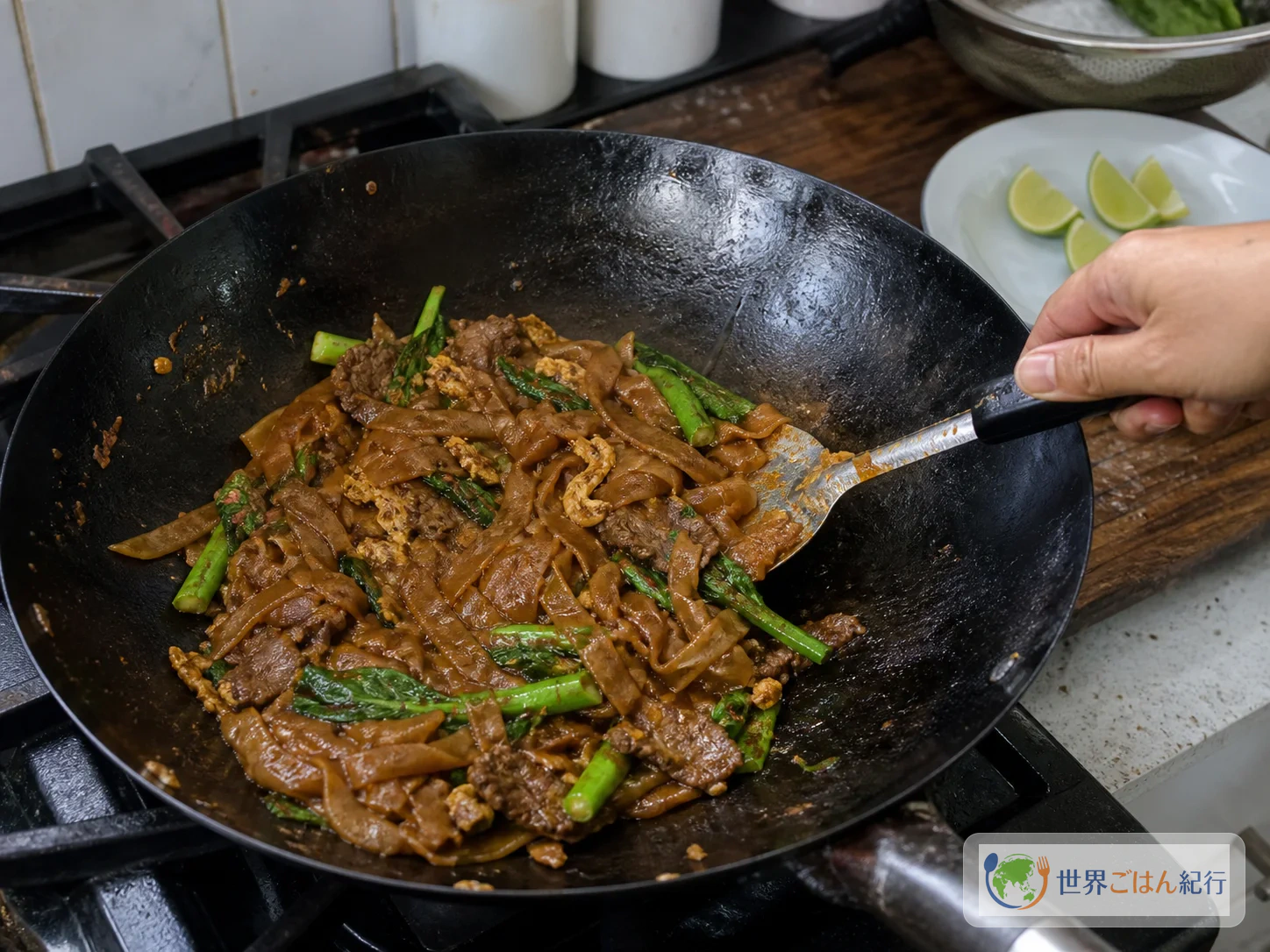 鍋肌へ広げて焼き付けたパッシーイウを皿へ盛り、ライムと酢漬け唐辛子を添えた状態