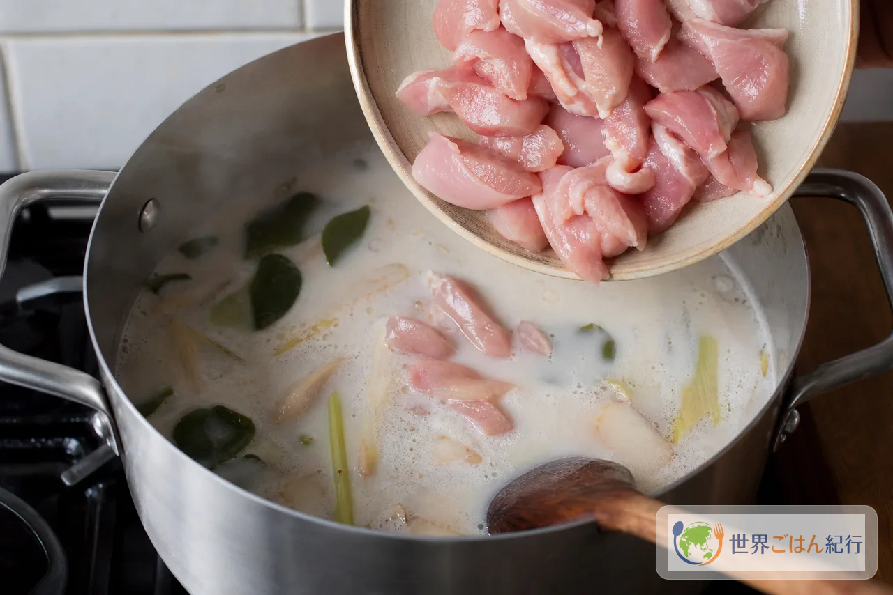 手順3: 鶏肉を入れて火を通す(7分)