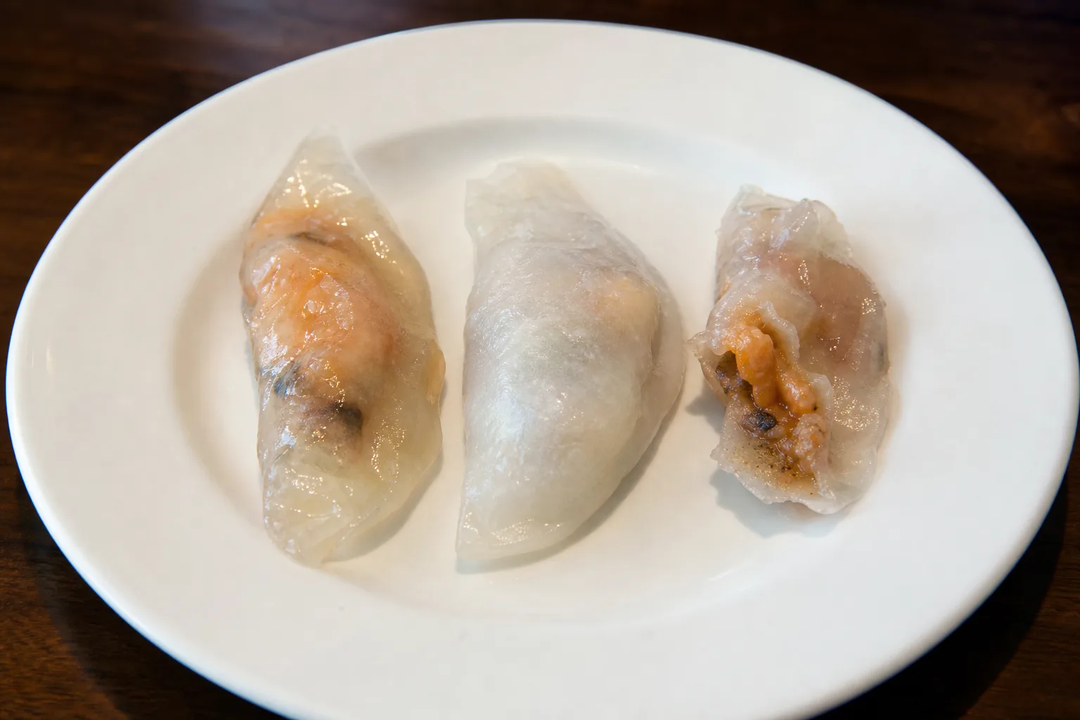 半透明にゆで上がった餃子、白く濁った餃子、皮が裂けた餃子を並べた失敗比較