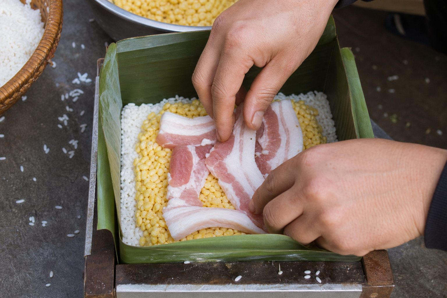 手順4: 米、緑豆、豚肉を層にする